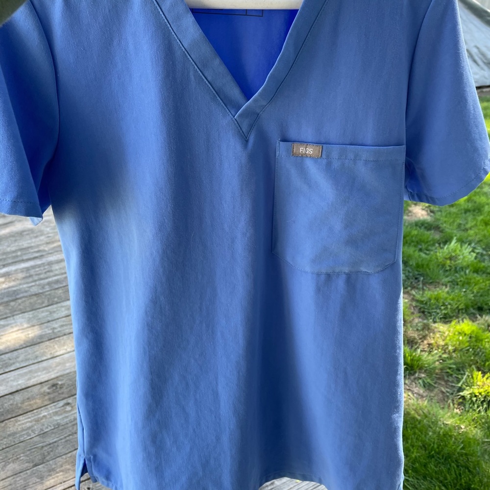 Figs | small ceil blue scrub top